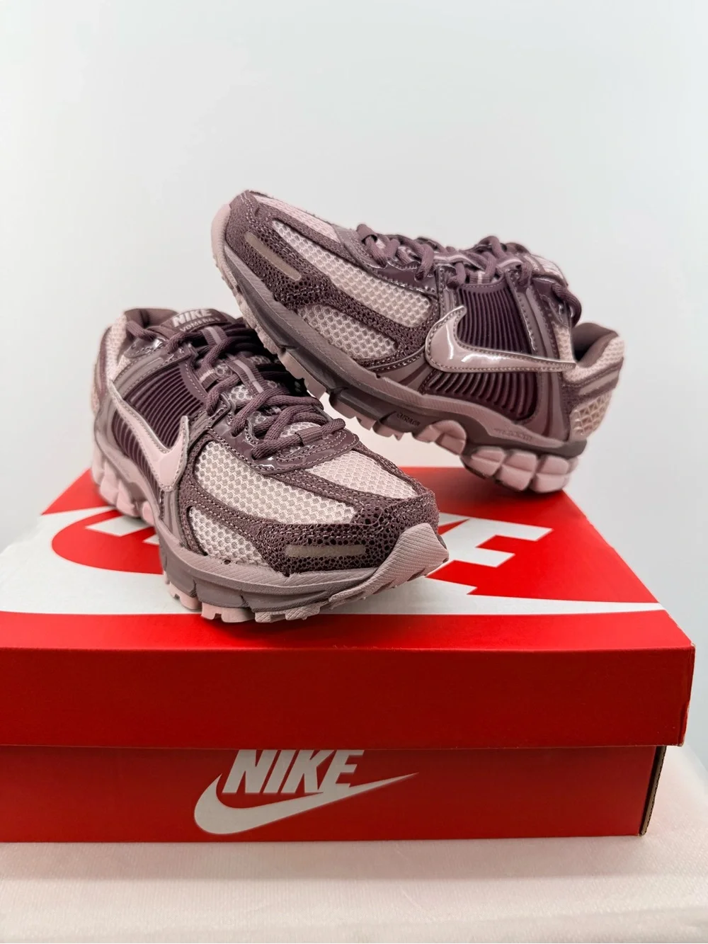 Nike Zoom Vomero 5 Tattoo Partical Rose Size 6.5W